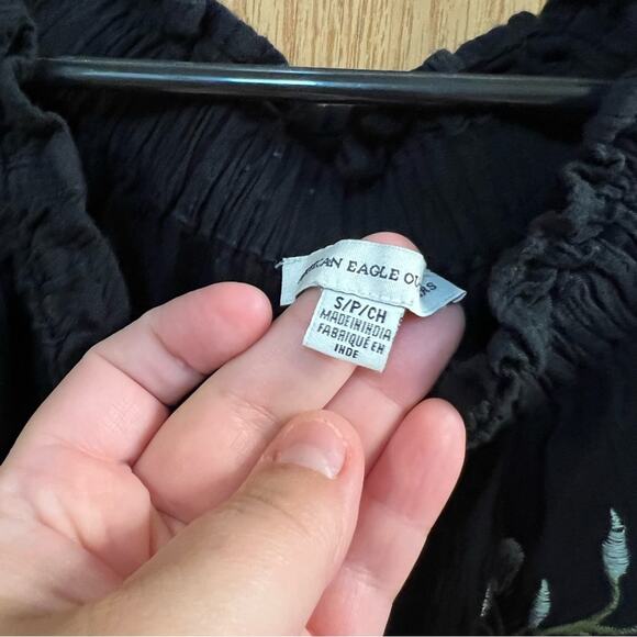 American Eagle Outfitters Embroidered Floral Off the Shoulder Top Size Small - Picture 5 of 7